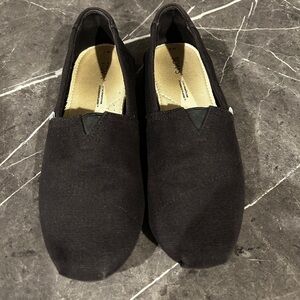 TOMS women's Black Slip-On Shoes